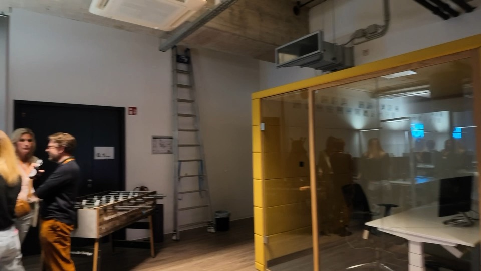 Eindrücke vom Gründungsevent von MindsMachines mit Gästen im Gespräch
