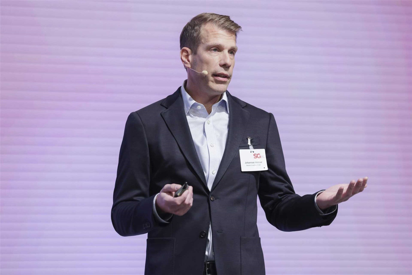 Johannes Heister von MindsMachines bei einer Strategie-Keynote auf der Bühne